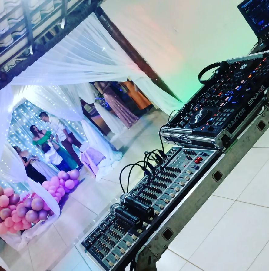 Equipamentos de DJ em aniversário decorado